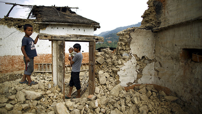 A raíz del terremoto en Nepal, familias que perdieron sus casas se vieron obligadas a migrar a la India.
