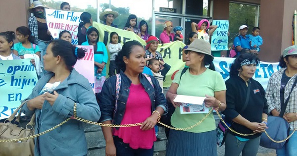 Las manifestantes se apostaron frente a las instalaciones del MP en Tegucigalpa en espera de respuestas.