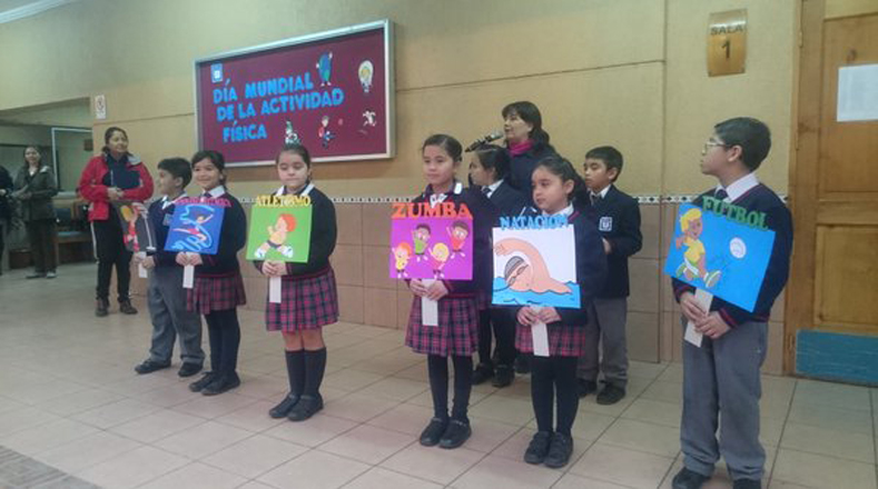 Los estudiantes de primaria de los colegios de Chile conmemoramos el Día Mundial de la Actividad Física a través de exposiciones grupales. 