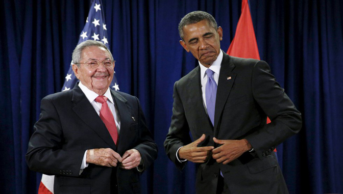 Los presidentes de Cuba y EE.UU. Raúl Castro y Barack Obama en el inicio de un encuentro en la ONU, el 29 de noviembre de 2015.