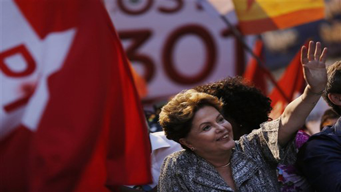 Brasileños en las calles condenan el juicio político contra la presidenta Dilma Rousseff.