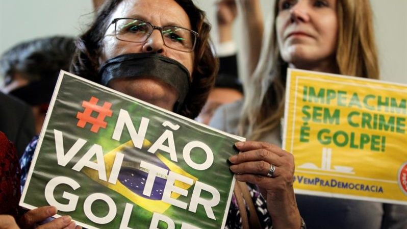  Activistas en favor del gobierno de Rousseff protestan frente a la Comisión Especial  