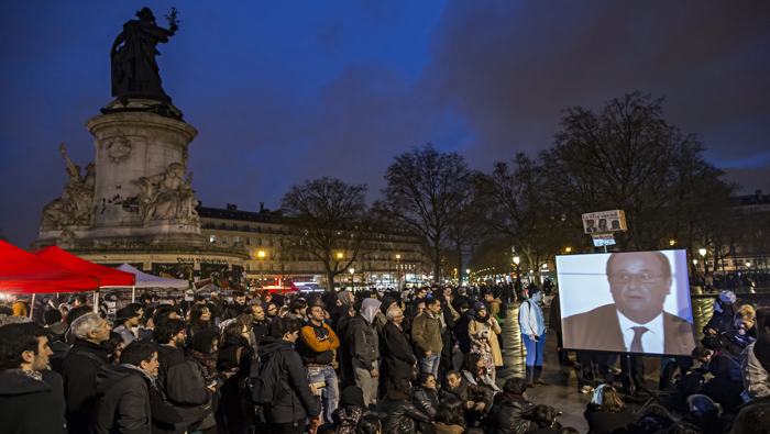 Los indignados siguieron en una improvisada pantalla gigante el programa en el que Hollande defendió su política