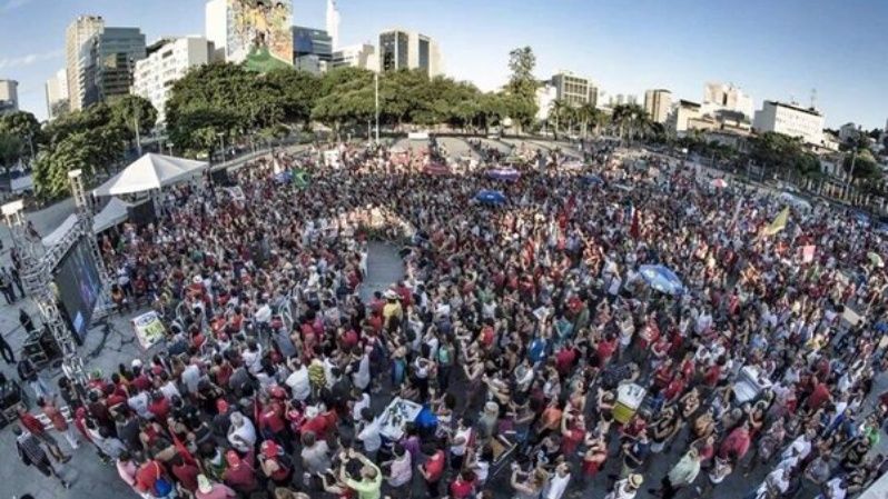 Pueblo se concentra a las afueras del Congreso de Brasil en apoyo a la presidenta Rousseff