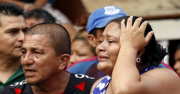 Ecuatorianos desesperados ante la perdida humana y material que ocasionó el terremoto.