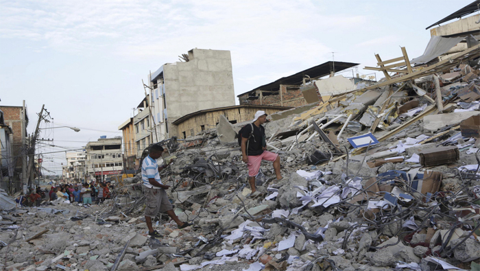 Autoridades reportan unos 413 muertos y más de 2 mil heridos tras terremoto en Ecuador.
