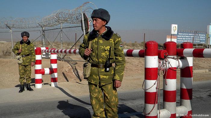 Soldados tayikos en la frontera con Afganistán.