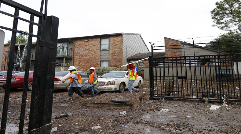 Miembros de los servicios de emergencia recogen los escombros dejados por las intensas lluvias en Houston, Texas, EE.UU.