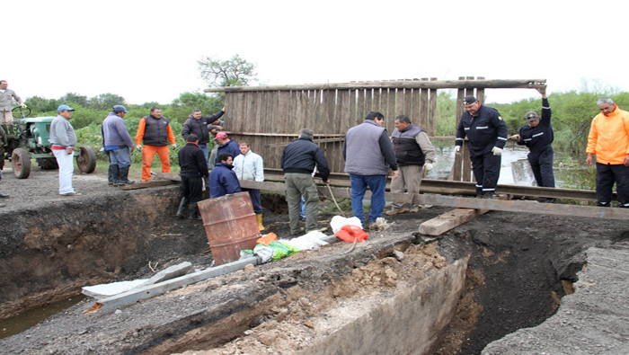 Autoridades inspeccionan la zona de Vuelta de Obligado, lugar que quedó aislado por las inundaciones en la provincia de Buenos Aires (Argentina).