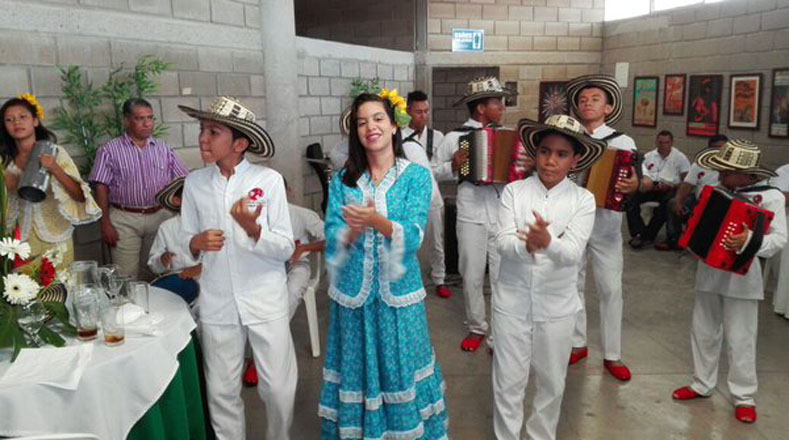 El vallenato es interpretado con acordeón, caja y guacharaca y fue declarado en 2015 Patrimonio Oral e Inmaterial de la Humanidad por la Unesco. 