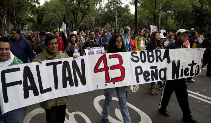 Padres de los 43 desaparecidos de Ayotzinapa convocaron a una marcha masiva este martes 26 de septiembre para conmemorar un mes más de los hechos ocurridos en Iguala en septiembre de 2014.
