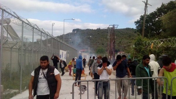 Medios informaron que la policía usó gas lacrimógeno en contra de los refugiados.