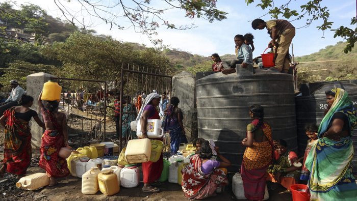Los ciudadanos recolectan agua en un campamento temporal que acoge a agricultores procedentes de distritos afectados por la sequía, en Bombay.