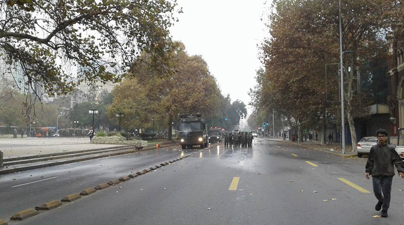 Las Fuerzas Especiales de Carabineros utilizaron los carros lanza agua y gases lacrimógenos para dispersar la movilización.