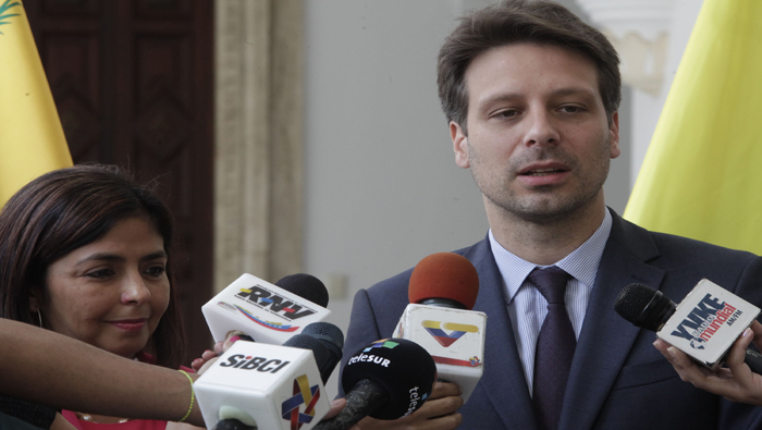 Los cancilleres de Venezuela Delcy Rodríguez (i) y Ecuador Guillaume Long (d) calificaron de golpe de Estado la pretensión de un juicio político contra la mandataria.