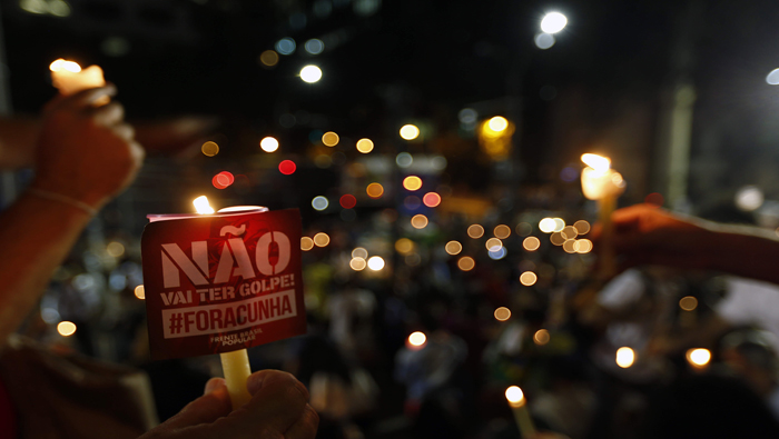 Simpatizantes de Dilma Rousseff marcharon este 10 de mayo en el centro de Río de Janeiro contra el golpe parlamentario.
