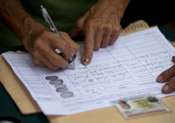 El Poder Electoral venezolano verificará la legalidad de las firmas presentadas.