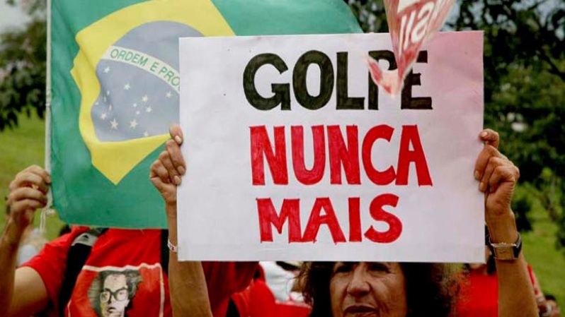 En las recientes protestas en apoyo a la jefa de Estado, Dilma Rousseff, el pueblo manifestó su rechazo al golpe de Estado blando. 