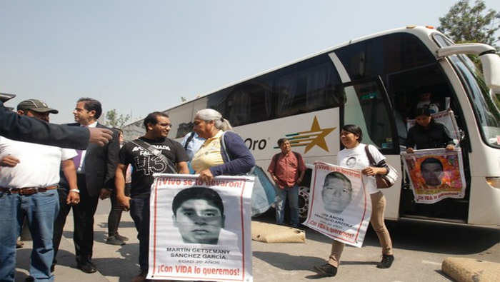 Padres de Ayotzinapa afirman que seguirán luchando para encontrar a sus hijos.