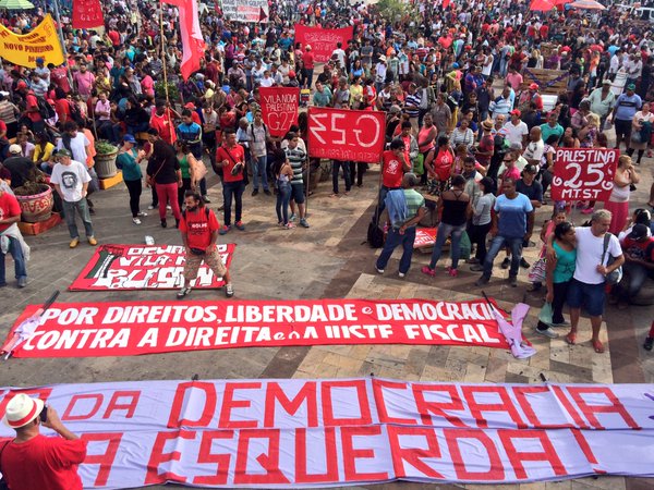 Los manifestantes repudiaron el golpe parlamentario contra la presidenta Dilma Rousseff.