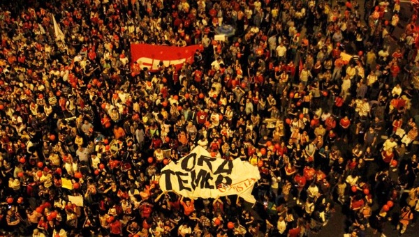 Pueblo brasileño en medio de una protesta contra el golpe de Estado en Brasil.