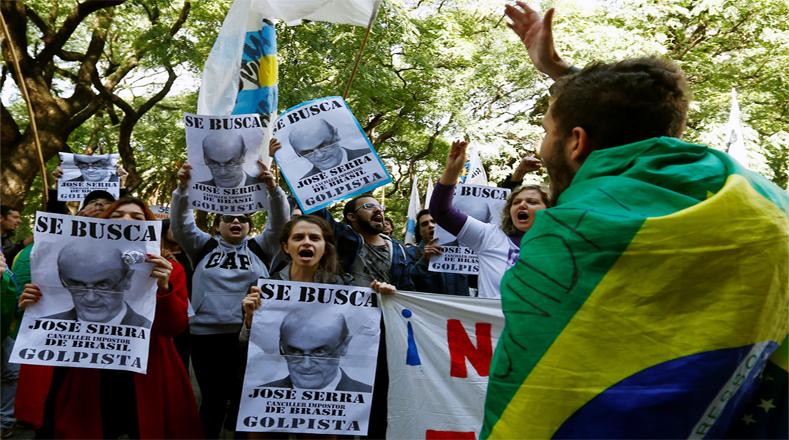 La visita del nuevo canciller de Brasil, José Serra, a Argentina fue rechazada por dirigentes, estudiantes y líderes sociales que están contra el golpe de Estado que vive el país. 