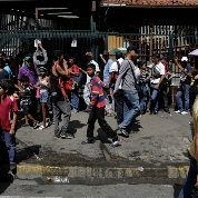 En la foto, una fila de personas fuera de un supermercado en Caracas, Venezuela. 16 de mayo de 2016. 