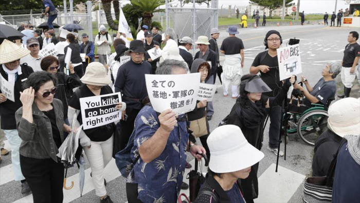 Residentes de Okinawa en una protesta contra el asesinato de una joven local por exmilitar estadounidense.