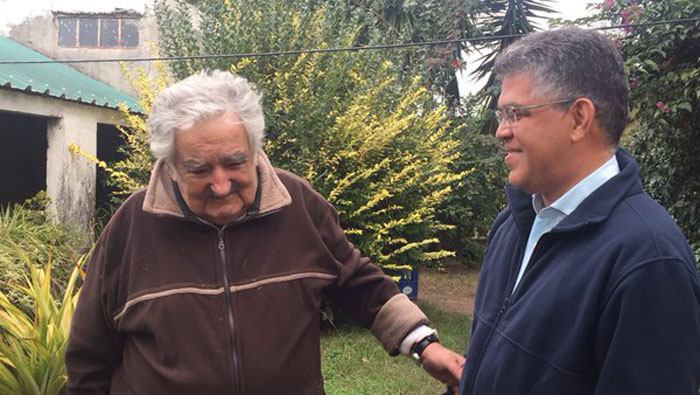 El expresidente uruguayo recibió en su casa al diputado revolucionario Elias Jaua.