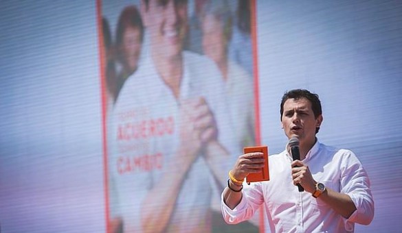 Rivera busca llegar a los partidos del PP y Podemos con un discurso de supuesto cambio.