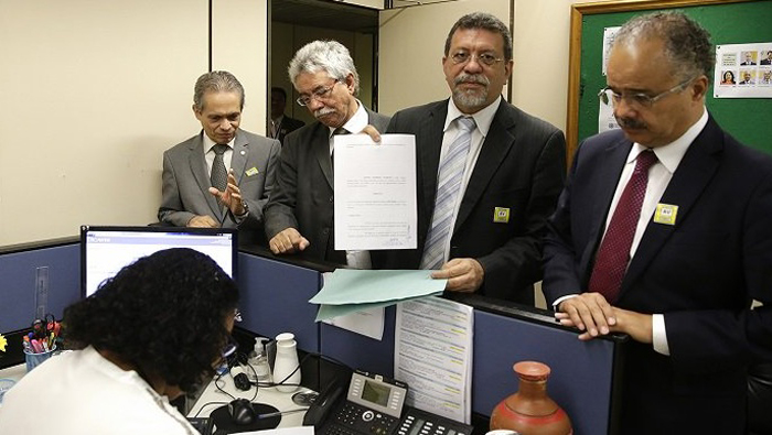 Florence aseguró que los ministros votaron a favor del juicio político contra Rousseff para asegurar sus cargos.