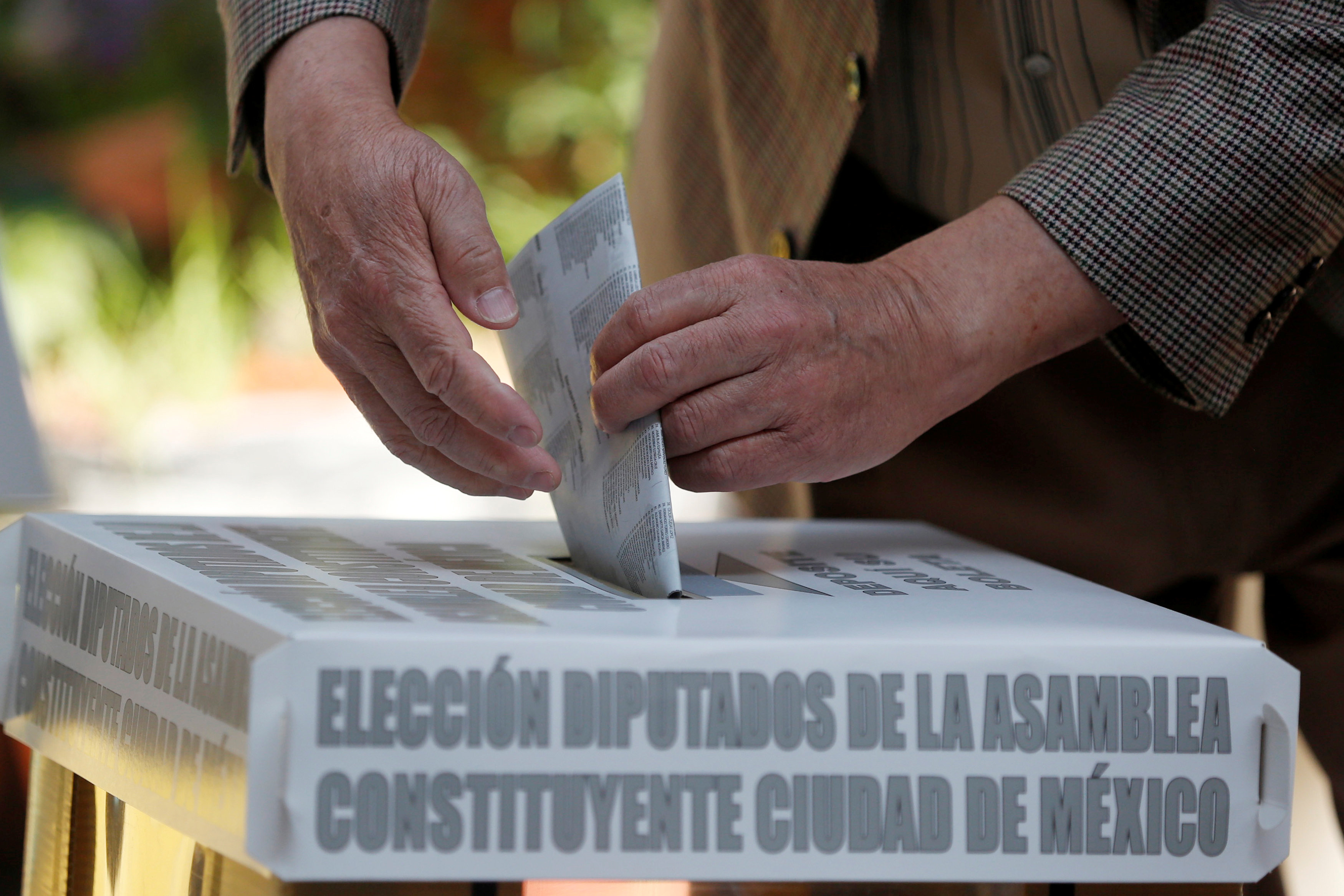 Los mexicanos votaban el domingo en 14 estados del país para elegir nuevas autoridades, en un proceso salpicado por denuncias de corrupción contra algunos gobernadores.