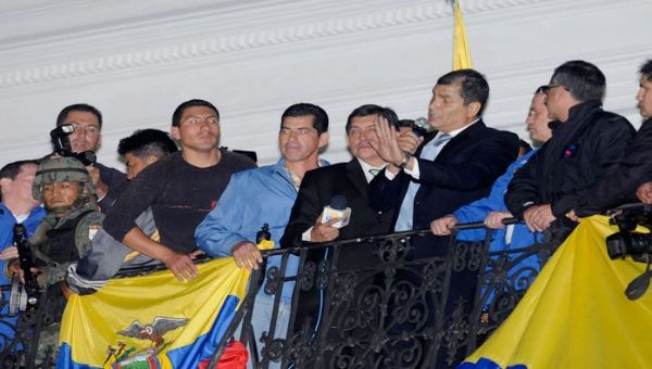 El presidente de Ecuador, Rafael Correa, se dirigió a sus partidarios desde el balcón del Palacio de Gobierno el 30 de septiembre de 2010 tras ser secuestrado.