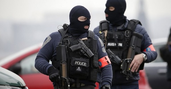 Las autoridades de Bruselas, Bélgica vuelve a ponerse en máxima alerta tras la detención de un sospechoso armado con explosivos en un centro comercial.