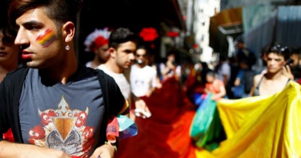 Cientos de manifestantes gays fueron dispersados violentamente con balas de goma y gases lacrimógenos en Estambul, Turquía.