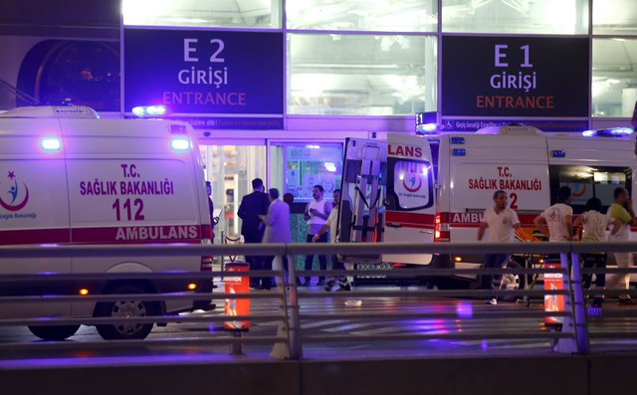 Las ambulancias trasladan a los heridos hacia los centros hospitalarios más cercanos.