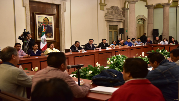 Mesa de reunión de representantes del Gobierno mexicano con la Coordinadora Nacional de Trabajadores de la Educación (CNTE).