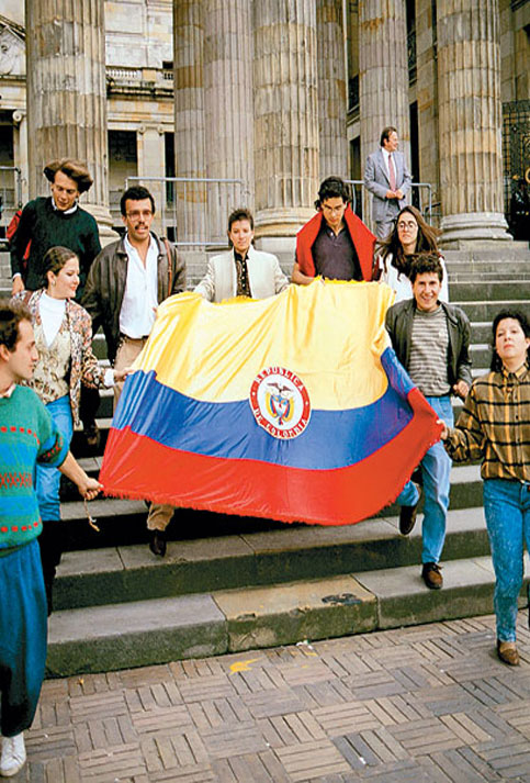El grupo de estudiantes universitarios conocido como La séptima papeleta se encargó de impulsar la consulta sobre la constituyente en las elecciones de marzo de 1990.