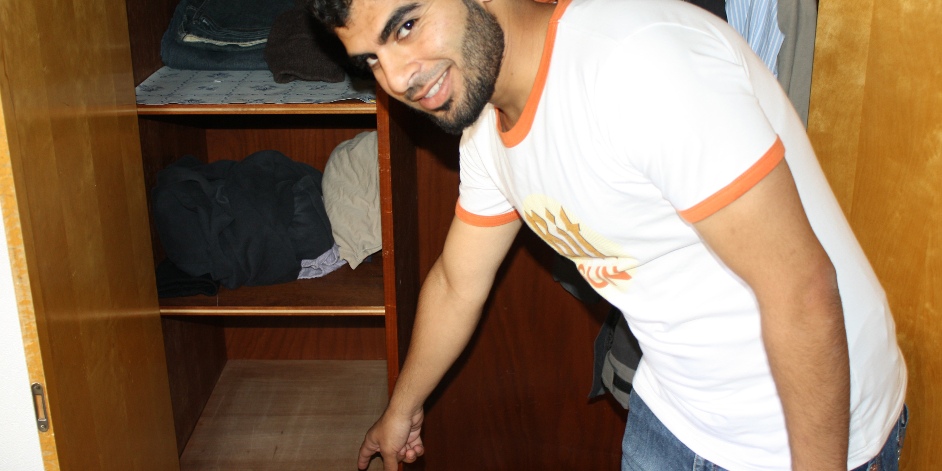 El joven sirio halló el dinero en una especie de doble fondo de su armario.