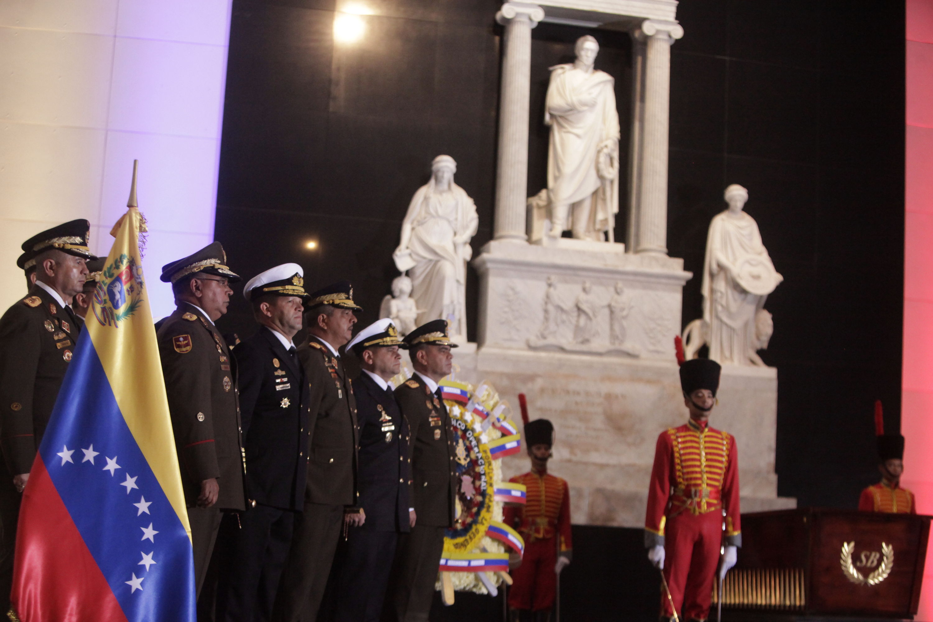Integrantes del Gabinete Ejecutivo y la FANB rindieron honores a El Libertador, Simón Bolívar.