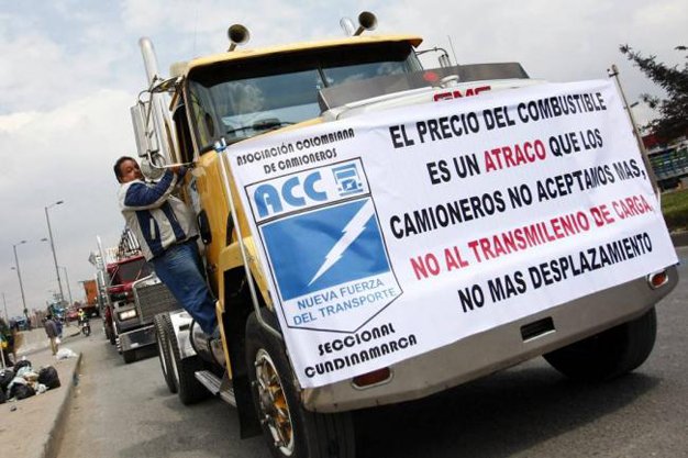Parte de las exigencias de los camioneros colombianos, se concentra en exigir una revisión de los precios del combustible, seguridad social,créditos de vivienda y la legalización de matrículas.