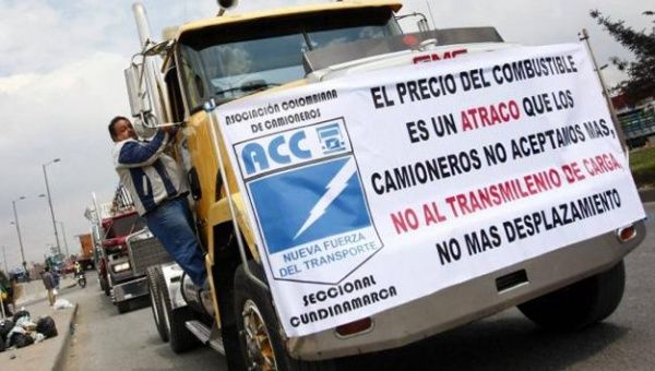 Parte de las exigencias de los camioneros colombianos, se concentra en exigir una revisión de los precios del combustible, seguridad social,créditos de vivienda y la legalización de matrículas.