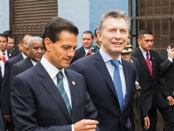 El presidente Enrique Peña Nieto y el mandatario de Argentina, Mauricio Macri, en Perú, antes de viajar a Buenos Aires.
