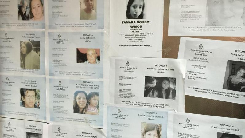 Carteles de personas desaparecidas en el Aeropuerto de Buenos Aires. Muchas mujeres son víctimas de la trata para ser explotadas sexualmente.
