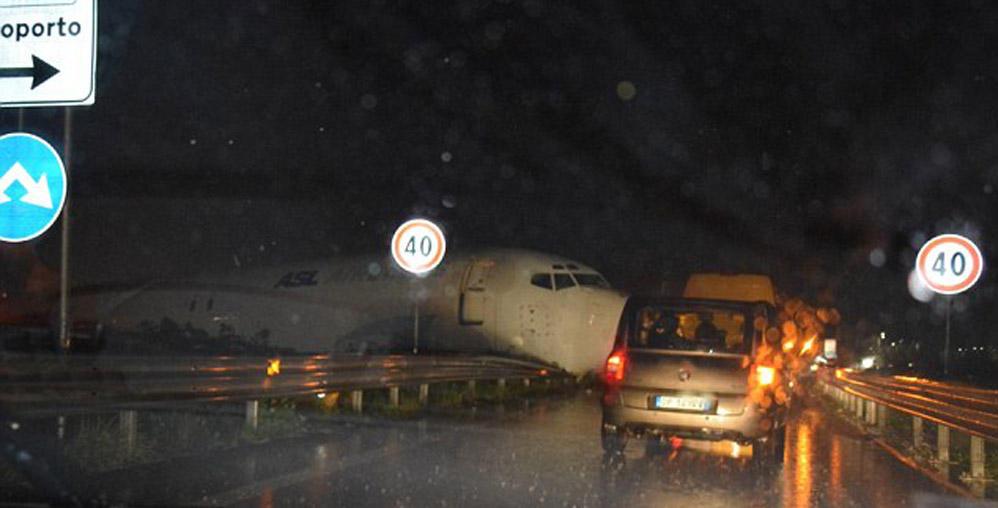 La aeronave quedó justo en la carretera de circunvalación del aeropuerto.