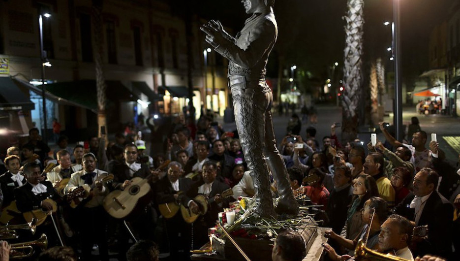 Junto a la estatua del cantante en la Plaza Garibaldi, los fanáticos despidieron a Juan Gabriel.