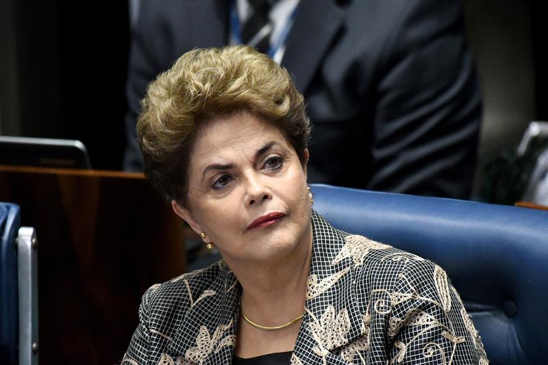 Senadores brasileños consumarían el golpe de Estado contra Rousseff.
