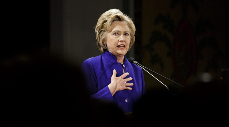 Clinton ha sido criticada por utilizar un correo electrónico privado no autorizado que operaba desde un servidor ubicado en su casa mientras ocupó el cargo de secretaria de Estado (2009 - 2013).