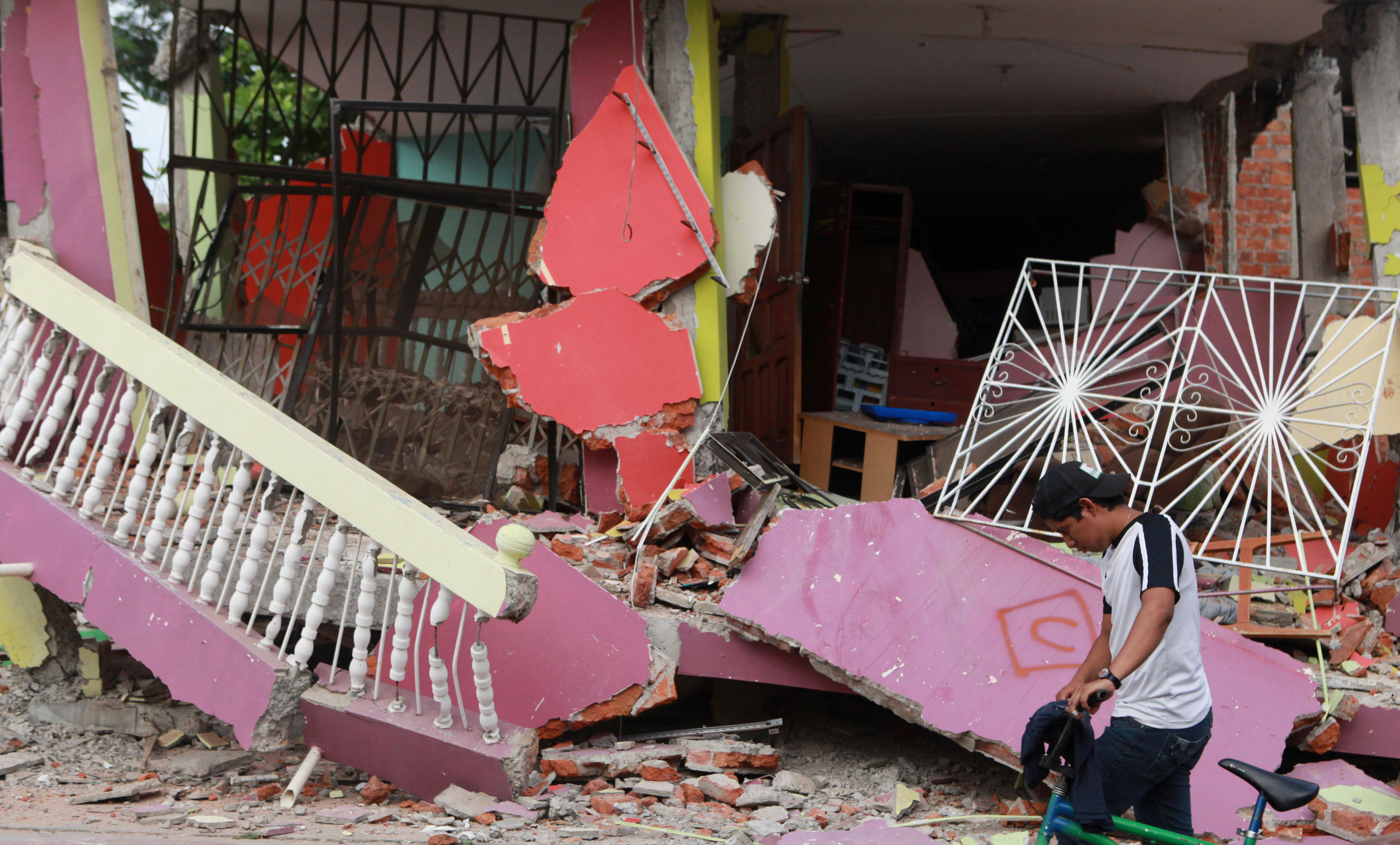 El terremoto que sacudió la zona costera de Ecuador causó la muerte de 670 personas.