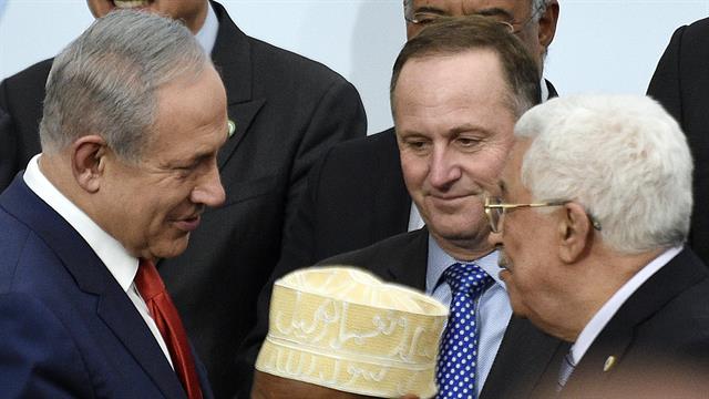 Último apretón de manos entre Netanyahu y Abbas en la cumbre del cambio climático el año pasado.